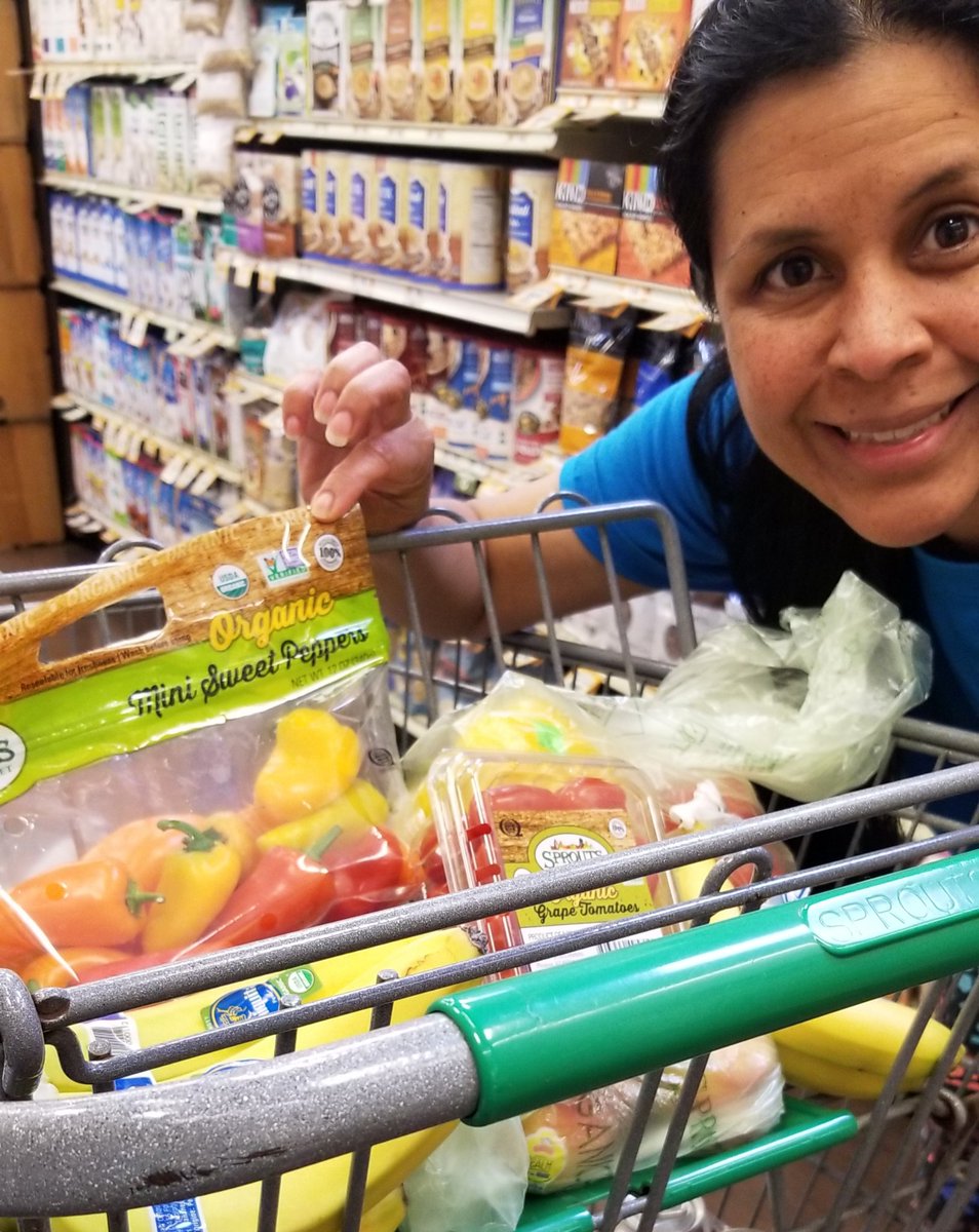 chrissy8006's tweet image. Shopping for healthy food. #HealthyTexasWeek