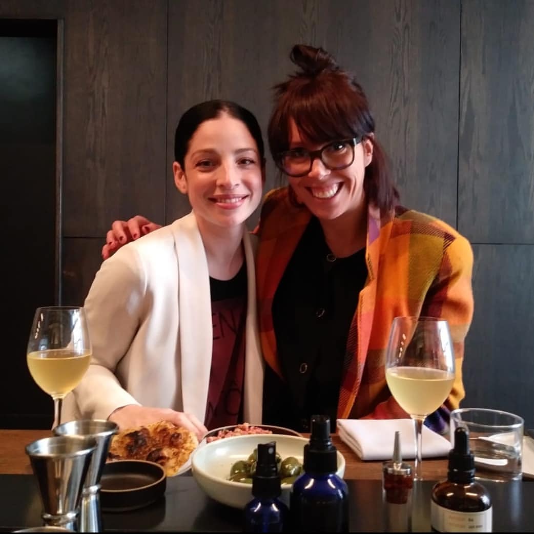 TMI_Uruguay's tweet photo. In other news...@kaitdubz thanked the 'sun for showing up! #wrapparty'...@AnnaBananaHops asked the bartender to take a pic w @altimasc 'deal with it!' #bff' been there done that sweety 😜...@_LisaBerry shared a lil 2015 #Throwvack...while @_jbho_ is enjoying the day...#ShadowFam https://t.co/APhD5Vx0C7