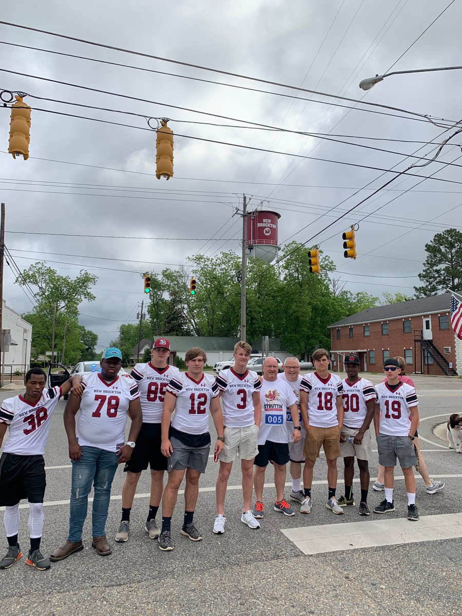 NBHSFB's tweet photo. Proud of these guys, showing up on Saturday to participate in the New Brockton Alumni 5K! #ALLIN4NB #StrongerTogether https://t.co/bshxNcLt2M