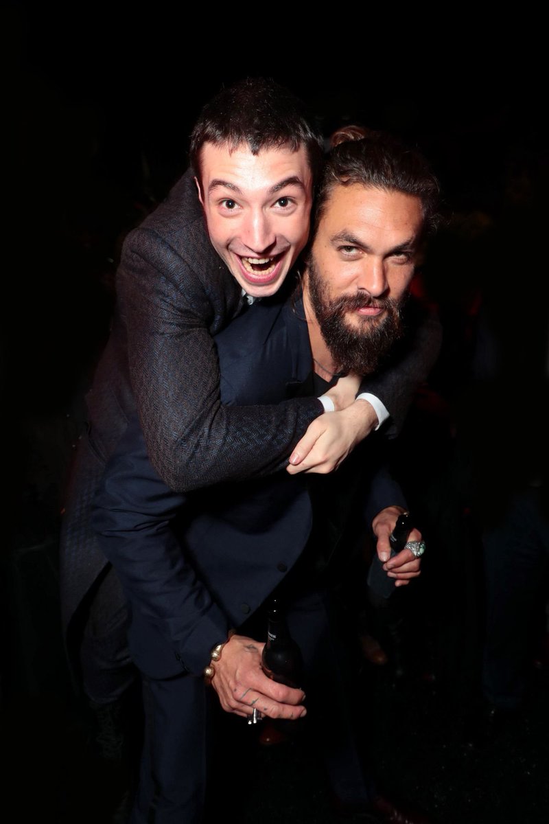 📓🐻 Jason’s Facts : "Jason Momoa เคยพูดถึงความรู้สึกที่เขาได้ร่วมงานกับ Ezra Miller ในภาพยนตร์ Justice League เอาไว้ว่าเขารู้จักกับ Ezra มาตั้งแต่อีกฝ่ายอายุแค่ 14 ปี เขาเป็นเด็กที่ดีและน่ารักมาก แน่นอน พระเจ้ามักจะสร้างคนอย่าง Ezra Miller มาเพียงคนเดียวเท่านั้น" #JasonMomoa