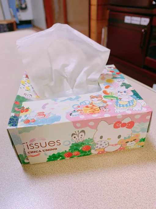 そして実家ではこんな風に
ハーフサイズに箱も中身もカットされて愛用されていました!!?
母の目薬の時に使いやすいように小さく出せるようにとのことです?
ちなみに箱はハサミ
ティッシュはよく切れる包丁でサクッとカットしたそうです
#実家の知恵 