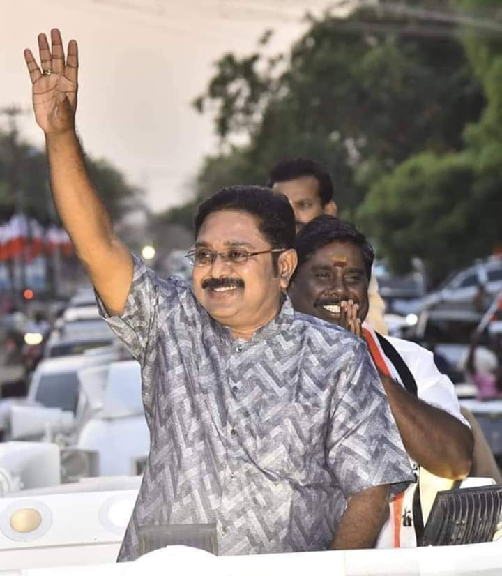 sivaramya1983's tweet photo. #ஒட்டப்பிடாரம்_இடைத்தேர்தல் #வெற்றி வேட்பாளர் அண்ணன் 
திரு.#ஆர்_சுந்தர்ராஜ் அவர்களை ஆதரித்து #மக்கள்செல்வர் அண்ணன் தினகரன் அவர்கள் "#பரிசுப்பெட்டகம்" சின்னத்திற்கு வாக்குகள் சேகரித்து வருகிறார்!!
🎁🎁🎁
#voteforgiftpack
#TTV

#டிடிவி_தி_மாஸ் https://t.co/c2BHauRkWb