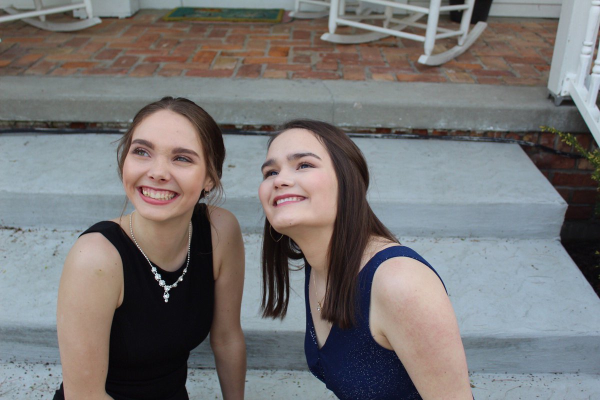 MerrellLlerrem's tweet image. Hi just popping in after being inactive for who knows how long..life is great, but super busy! (Just had prom last night that’s what the pics are from) I miss y’all!!