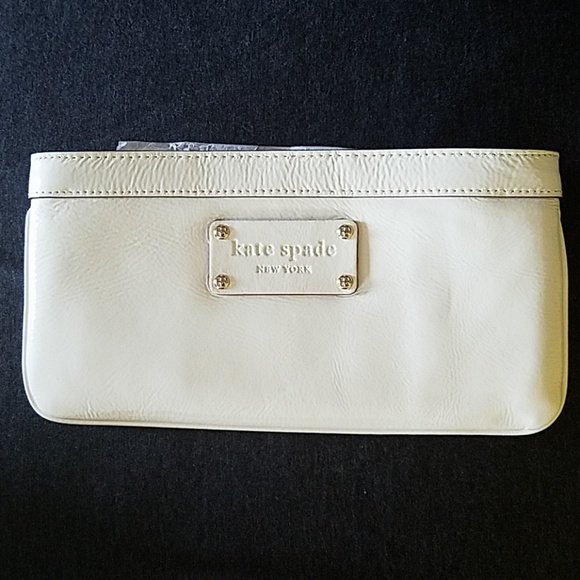 NatCrom's tweet photo. So good I had to share! Check out all the items I'm loving on @Poshmarkapp #poshmark #fashion #style #shopmycloset #katespade: https://t.co/z9BDkh2hKH https://t.co/kYIvR6Xz7D