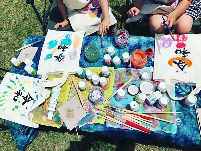 Re_cycle_Style's tweet photo. 新たな年号令和らしいGW.. Little work shop during long bank holiday in new era “Reina” at home with my lovely nephews and nieces.
#workshop#reiwa#newera#art#decoration #ecobag#ワークショップ＃エコバック＃アート#ゴールデンウィーク#日本#home#エコ#家族 https://t.co/XWcUcPlL1C https://t.co/cA5nip6CMM