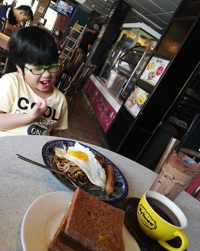 mamanhs's tweet photo. Esok Puasa.. Makan Dulu..
Advance Salam Ramadan Everyone.
#alliyaahumaira #ramdankareem
#mytownrestaurant #breakfast https://t.co/HnIpWu8DxT https://t.co/I2tKFUsvw5