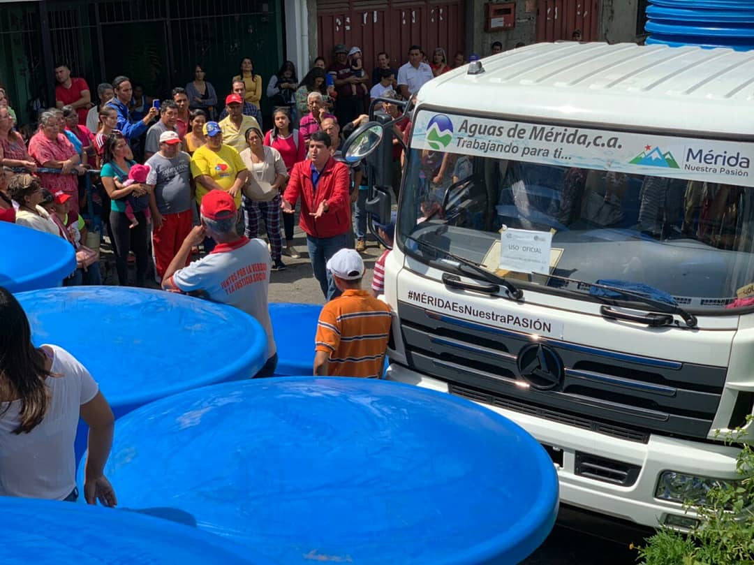 JEHYSONGUZMAN's tweet photo. Pdte. @NicolasMaduro el pueblo de San Jacinto le da las gracias de corazón por la entrega de 52 tanques de agua con capacidad de 2500 litros c/u a través de la Ministra @evelyn_VasquezF beneficiando a las de 1500 familias afectadas por el desbordamiento de la Quebrada El Rincón https://t.co/cW1DvJzFAh