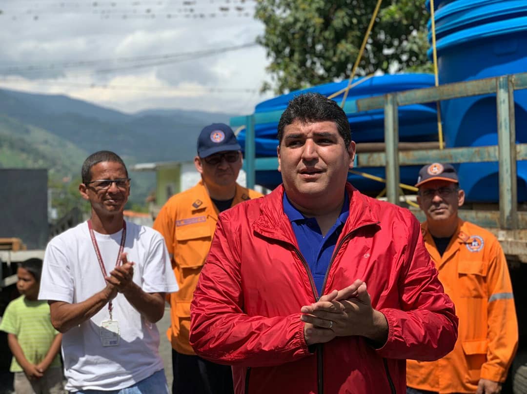 JEHYSONGUZMAN's tweet photo. Pdte. @NicolasMaduro el pueblo de San Jacinto le da las gracias de corazón por la entrega de 52 tanques de agua con capacidad de 2500 litros c/u a través de la Ministra @evelyn_VasquezF beneficiando a las de 1500 familias afectadas por el desbordamiento de la Quebrada El Rincón https://t.co/cW1DvJzFAh