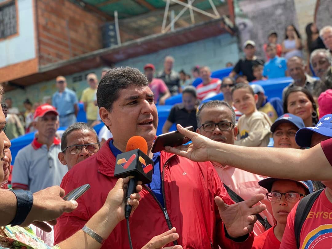 JEHYSONGUZMAN's tweet photo. Pdte. @NicolasMaduro el pueblo de San Jacinto le da las gracias de corazón por la entrega de 52 tanques de agua con capacidad de 2500 litros c/u a través de la Ministra @evelyn_VasquezF beneficiando a las de 1500 familias afectadas por el desbordamiento de la Quebrada El Rincón https://t.co/cW1DvJzFAh