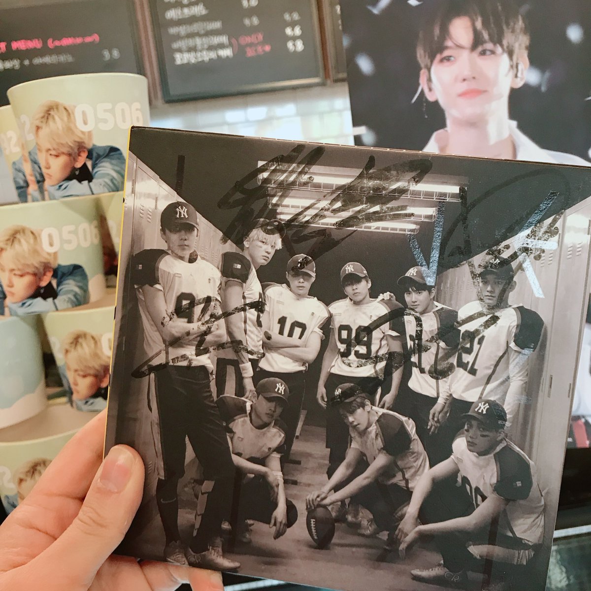 FOR_04_'s tweet photo. HAPPY BIRTH DAY BAEKHYUN
#RT 해주신분께 컵홀더와 특전을 드립니다 !

서울 강남카페 #코넌 방문후에 
카페방문 인증샷을 해시태그 #카페코넌 &amp; #반짝이는_모든_걸_닮은_너 와 함께 
트위터 그리고 인스타그램 (택1)에 올려주시면 두분께 엑소 친필싸인 씨디를 드립니다🦋

기간 - 5/6 ~ 5/11 https://t.co/wOSq04H1rh