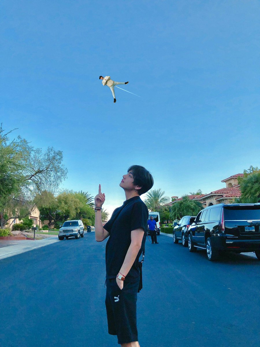 emilycastillot's tweet image. Taehyung: ¿Que es eso? 
Taehyung: A caso es un.....
Taehyung: Kenro volador?