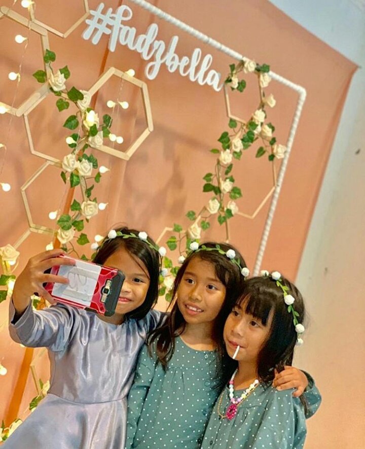 aideco_'s tweet photo. DIY backdrop photo booth. Guna batang aiskrim, fairylights dan pokok bunga juntai saja. Kreatif &amp; tak membazir. Habus majlis, boleh guna dekat rumah pulak😍😍
.
Kredit: Elaeman via IG https://t.co/rOF4qYGxWN