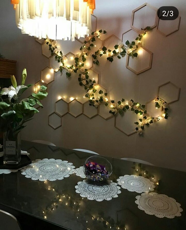 aideco_'s tweet photo. DIY backdrop photo booth. Guna batang aiskrim, fairylights dan pokok bunga juntai saja. Kreatif &amp; tak membazir. Habus majlis, boleh guna dekat rumah pulak😍😍
.
Kredit: Elaeman via IG https://t.co/rOF4qYGxWN