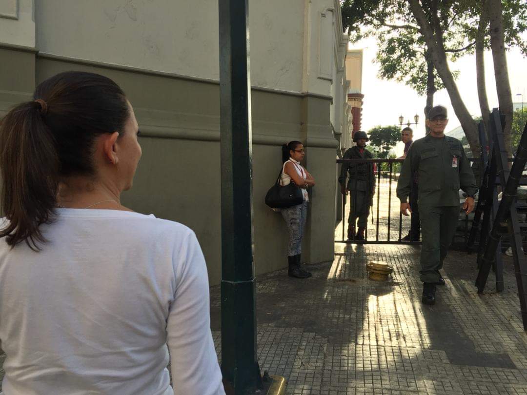DolarToday's tweet photo. Maria Corina Machado recorre los alrededores de Miraflores.A los ciudadanos, les dice:"aquí es donde vamos a exigir la dimisión" 
 Ella sola,sin pueblo,se metió a Miraflores,a dejarle un mensajito a Maduro,su inesperada visita fue de tanto alboroto que la mandaron a sacar https://t.co/Hwqot4Qfql
