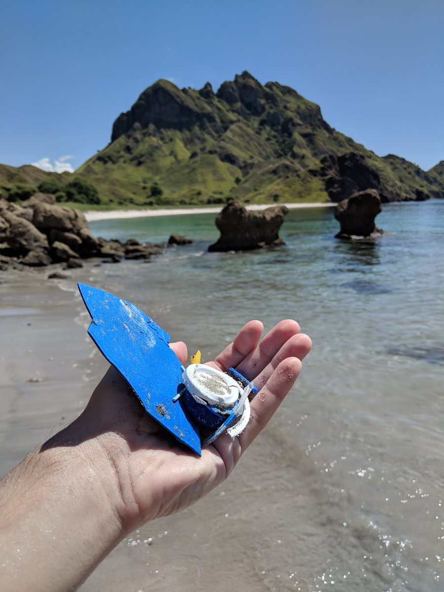plasticfreeorg's tweet photo. Another quick #beachcleanup from our trip around #Indonesia. Even beaches in the remote corners of the world need our help to stay clean and beautiful. We can all do our part! #plasticpollution https://t.co/boodtq4EWU