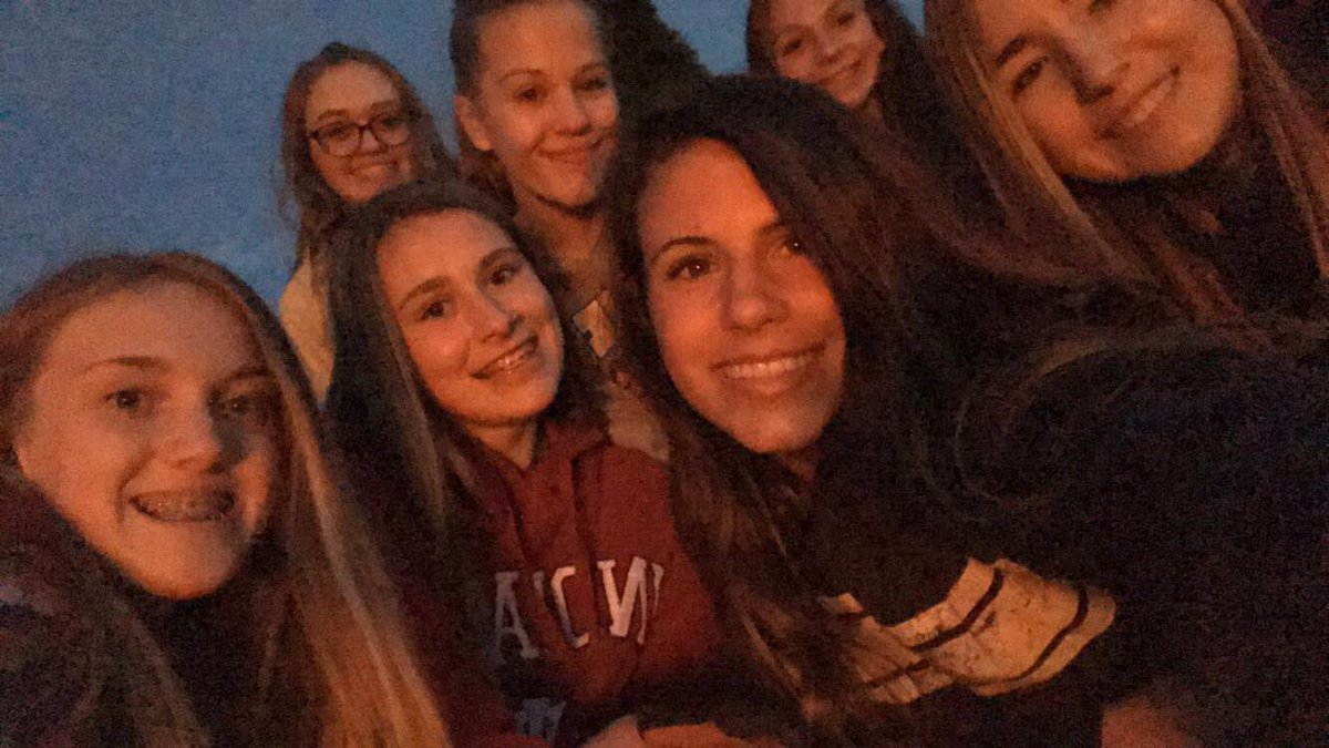 EmmaGaravalia's tweet photo. i love my friends so much💘 https://t.co/tpiMQNSqCU