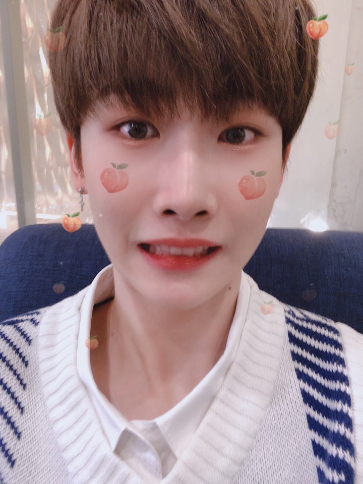 by_verivery's tweet photo. [#호영]
잠시 후에 만나요😳
#베리베리 #VERIVERY #날씨맑음 #버스킹 #너무떨려요 #너무떨리는데 #😳 https://t.co/cZxMJNMsRf