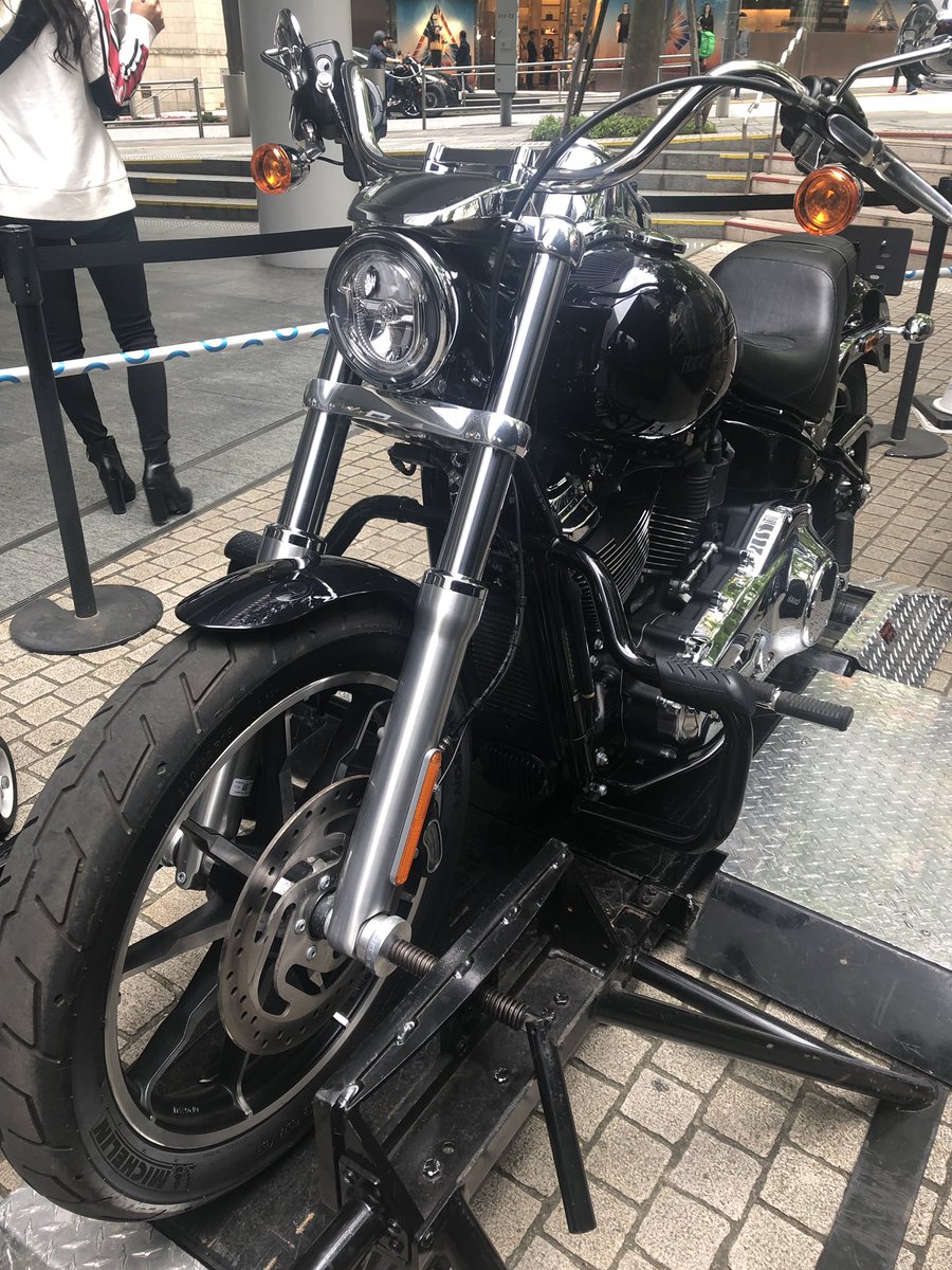 junnosuke_n's tweet photo. このハーレーのエンジンふかして、ギアを3速まで入れさせてもらった!
それだけでもスゲ〜気持ちいい‼️ ヤバい!ハーレー欲しい‼️
まずはバイクの免許からだな(笑)
#ハーレー #ハーレーダビッドソン #herleydavidson #バイク #大型バイク #herley #バイク欲しい #バイクの免許欲しい #六本木ヒルズ https://t.co/ijKZftCfnp