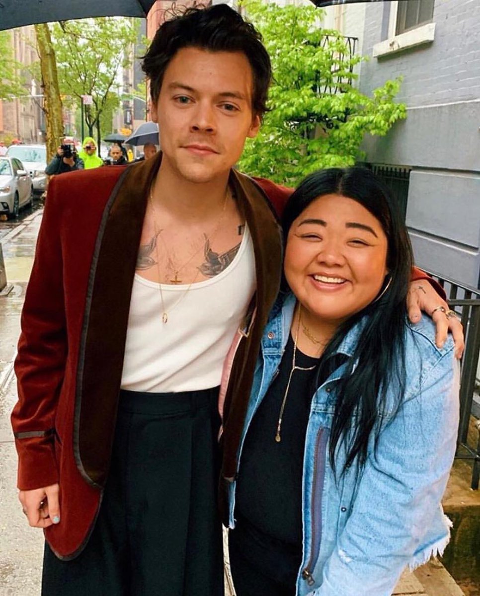 Dileananderson6's tweet photo. Recent pics of @Harry_Styles With fans - Credit to owner 
#harrystyles #harry #hazza #harrybestfans #OneDirection #onedirectioncomeback #onedirectionbestfan #1D #1direction #1Dfamily #boys https://t.co/HhrOinNYp0
