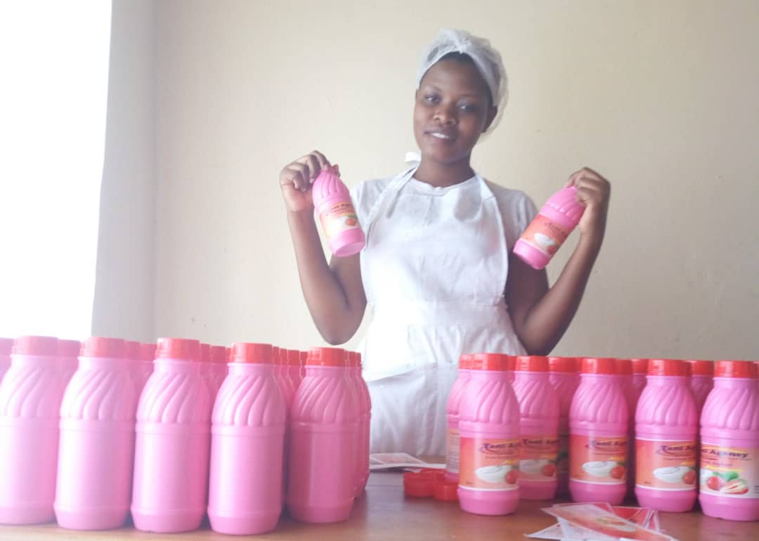 ryaf_agribiz's tweet photo. The new face of farming: youth making agribusiness 'cool'

Anitha Kansiime Birasa A, Rwandan young women and C.E.O of Tani Enterprises which produced Tani fresh yoghurt ( Vanilla, Strawberry and mixed fruit flavours) in @nyagataredistrict @RwandaEast. https://t.co/7TNq4xikQ9