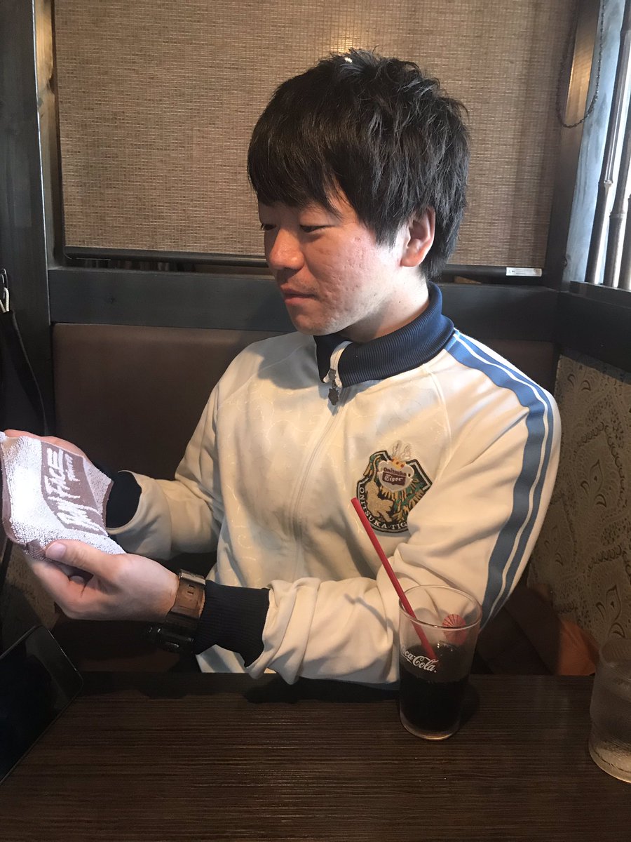 13_1031's tweet photo. 本読んどるかと思った… https://t.co/SRR7H4VtsL