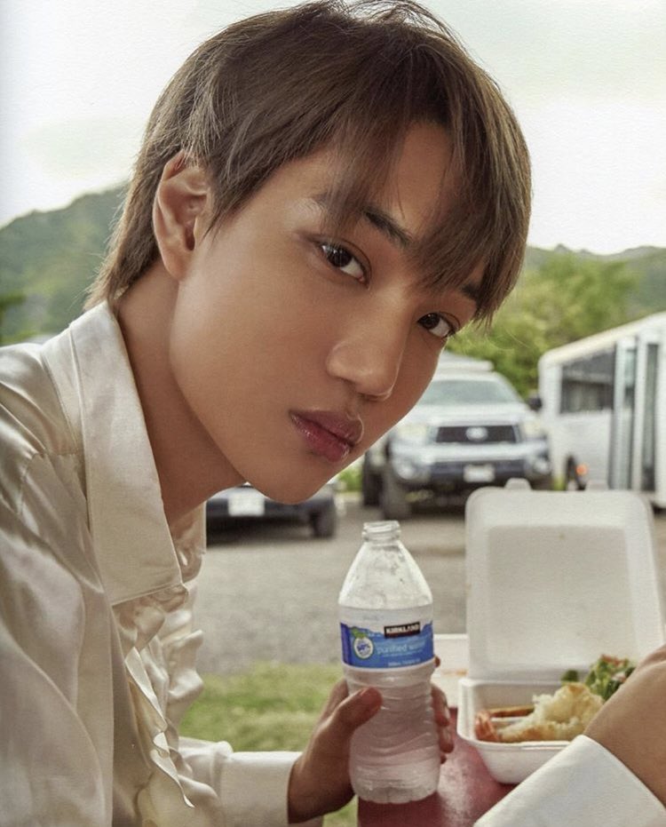 jonginpic's tweet image. WHO ALLOWED HIM TO LOOK THIS GOOD WOW