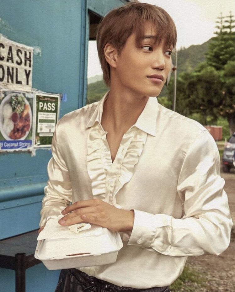 jonginpic's tweet image. WHO ALLOWED HIM TO LOOK THIS GOOD WOW