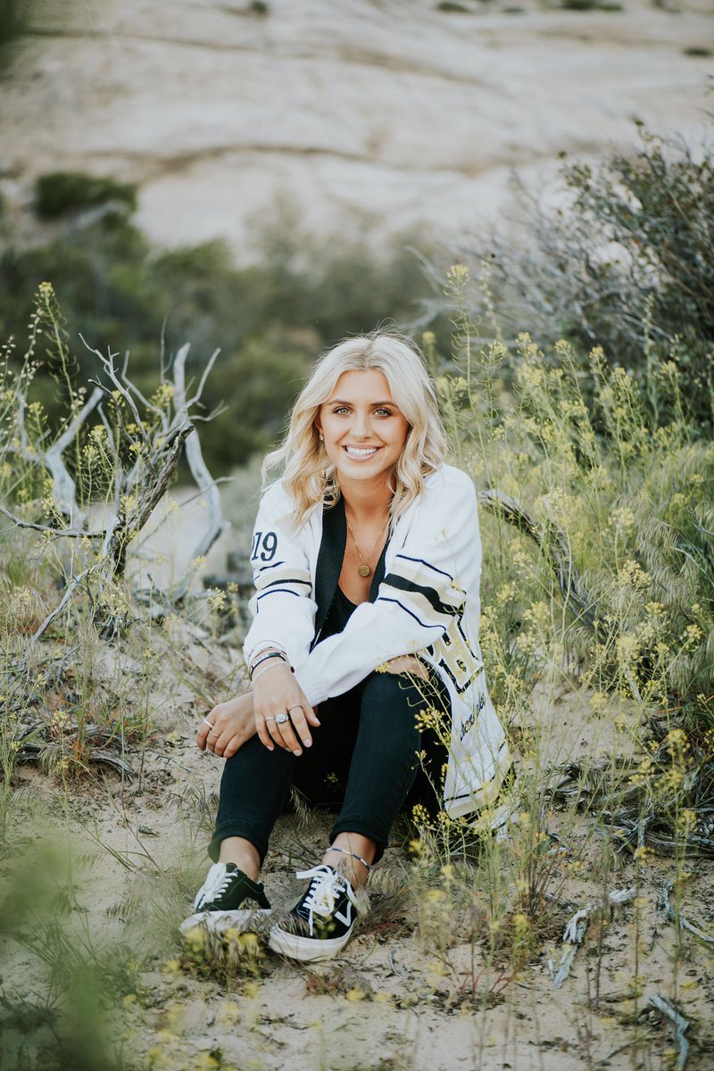 ellieflyer's tweet photo. senior senior senior :’) https://t.co/5l89NFeXTi