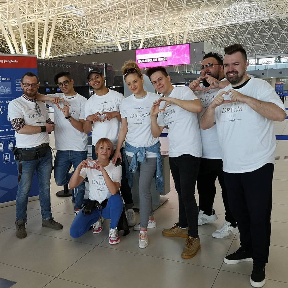 mojHRT's tweet photo. Hrvatska #EurosongHRT delegeacija predvođena #RokoBlažević  otputovala je na @Eurovision u Tel Aviv! Ekipa #Kodnasdoma bila je u zračnoj luci. Kod Barbare gostuju i Izabela Martinović i Amir Kazić, te Stjepan Lach. Pjevamo, kuhamo, predstavljamo... HRT1 u 17.20 https://t.co/hhKWIH5UbY