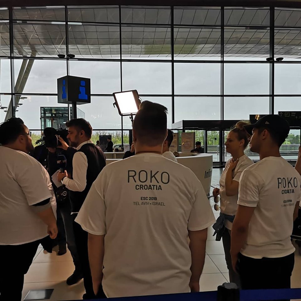 mojHRT's tweet photo. Hrvatska #EurosongHRT delegeacija predvođena #RokoBlažević  otputovala je na @Eurovision u Tel Aviv! Ekipa #Kodnasdoma bila je u zračnoj luci. Kod Barbare gostuju i Izabela Martinović i Amir Kazić, te Stjepan Lach. Pjevamo, kuhamo, predstavljamo... HRT1 u 17.20 https://t.co/hhKWIH5UbY