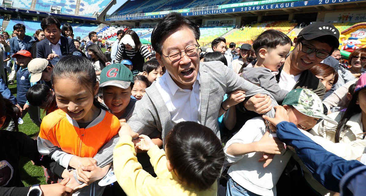 <다음 세대를 위해 더 열심히 노력하겠습니다>
수원 월드컵 경기장에서 열린 어린이날 행사에 다녀왔습니다. 슬쩍 한번 구경하러 갔다가 어린이들한테 끌려 무대에 섰네요. ^^
즐겁게 뛰어노는 아이들을 보니 절로 행복해집니다. 
공정한 나라, 어린이들이 꿈을 갖고 살 수 있는 나라를 만들겠습니다.