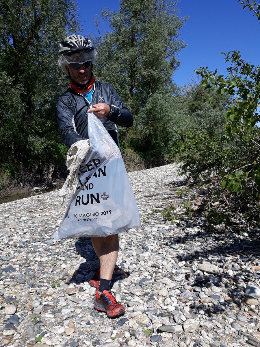EnviInfo's tweet photo. Ci siamo fermati a #Valmacca lungo Po a fare un po' di pulizia lungo argine con l'atleta @errecavallo e il suo coach #RobertoMenicucci #keepcleanandrun #Plogging #pulisciecorri https://t.co/Eg4WoXzqhc
