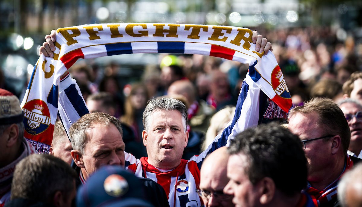 En zo sta je dan samen met <a href="/Robmarcelissen/">Rob Marcelissen</a> trots op <a href="/WillemII/">Willem II</a> in <a href="/volkskrant/">de Volkskrant</a>  #cupfighters #willemii 

volkskrant.nl/kijkverder/v/2…