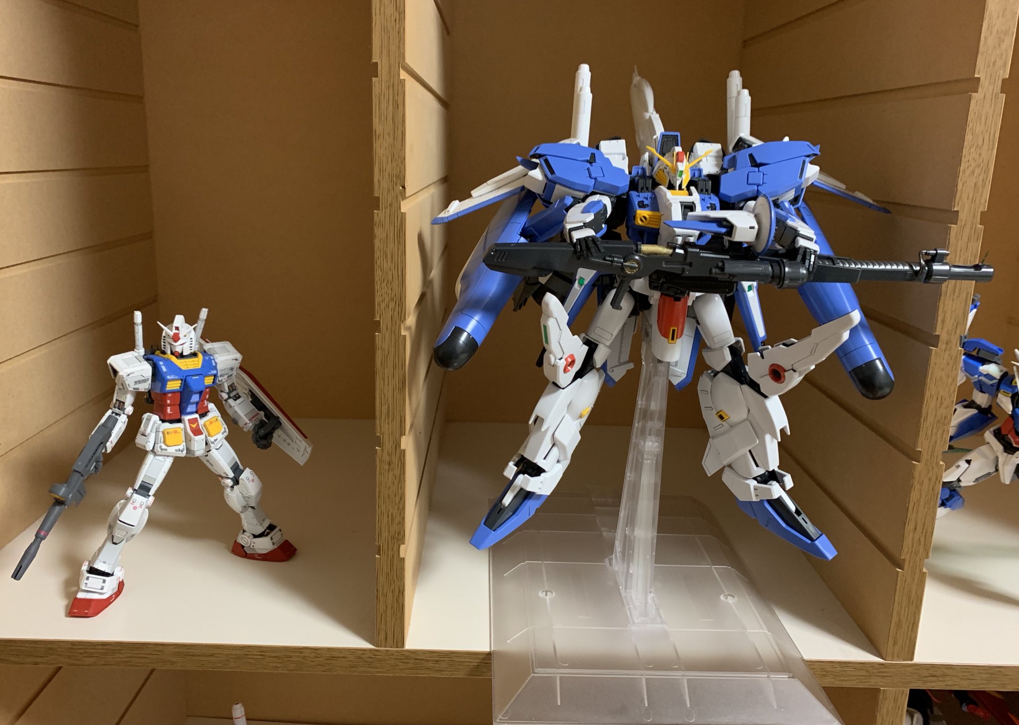טוויטר Pinkie בטוויטר Mg Ex Sガンダム デカールがまだですが 組み立て完了 Mgガンダム と比べても大きさがバカデカイのが分かるかと思います Sガンダム用のパーツが結構余るので計40枚のランナーが製作終盤でも減らないのが難点でした 汗 パーツ探しに