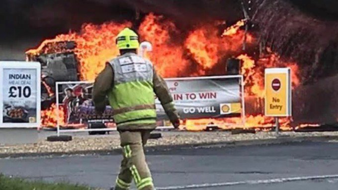 adamclarkitv's tweet photo. BREAKING: Major fire at petrol station near Fontwell in West Sussex. People reporting that there has been an explosion on the station forecourt. https://t.co/7SAcZVs05O