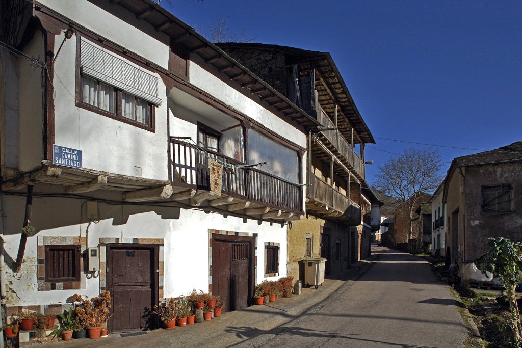 Os saludamos desde Pereje, en el municipio de Trabadelo. Pueblo con una importante influencia peregrina que se reflejada en la iglesia de Sta. Mª Magdalena, el hospital de peregrinos y la antigua cárcel. Feliz lunes!!!
turismodelbierzo.es
#DescubriendoElBierzo #ElBierzo @CCB