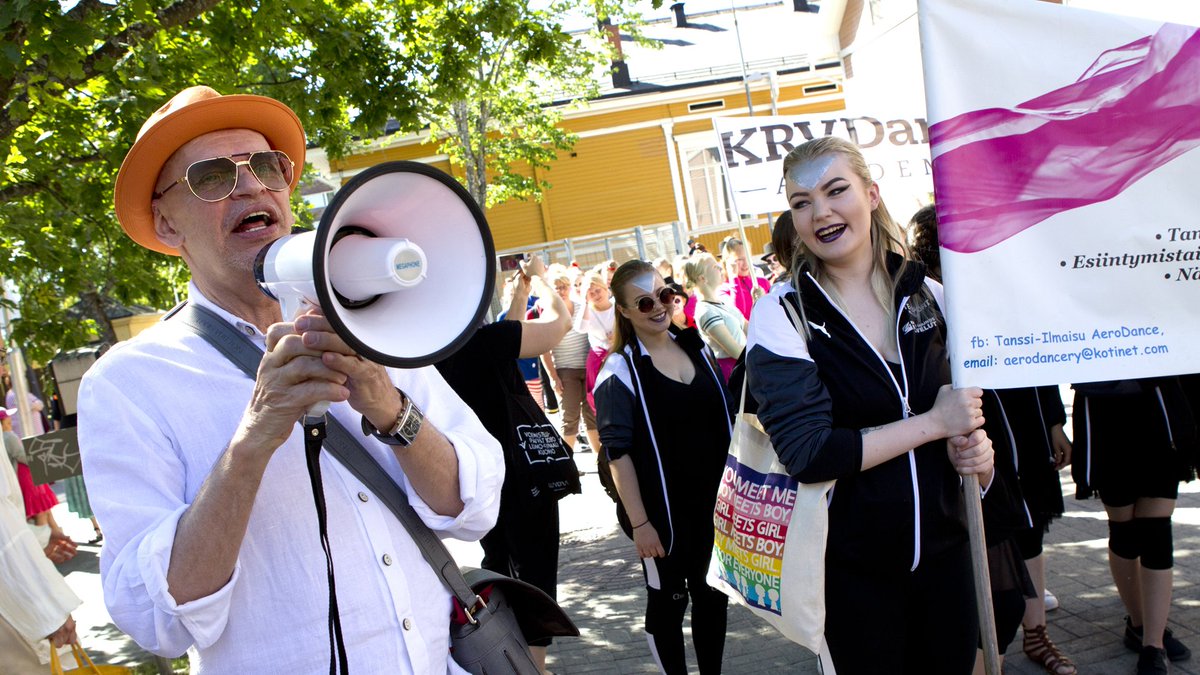 KuopioCB's tweet photo. Kuopio Tanssii ja Soi täyttää tänä vuonna 50 vuotta! Festivaalin taiteellisena johtajana nähdään viimeisen kerran upea Jorma Uotinen. Festariviikon ohjelma sekä gaalaillat sopivat hyvin vaikkapa seminaarien tai kokousten oheisohjelmaksi. Katso lisää; https://t.co/qWVkgeEmWn https://t.co/hLVhrggz4d