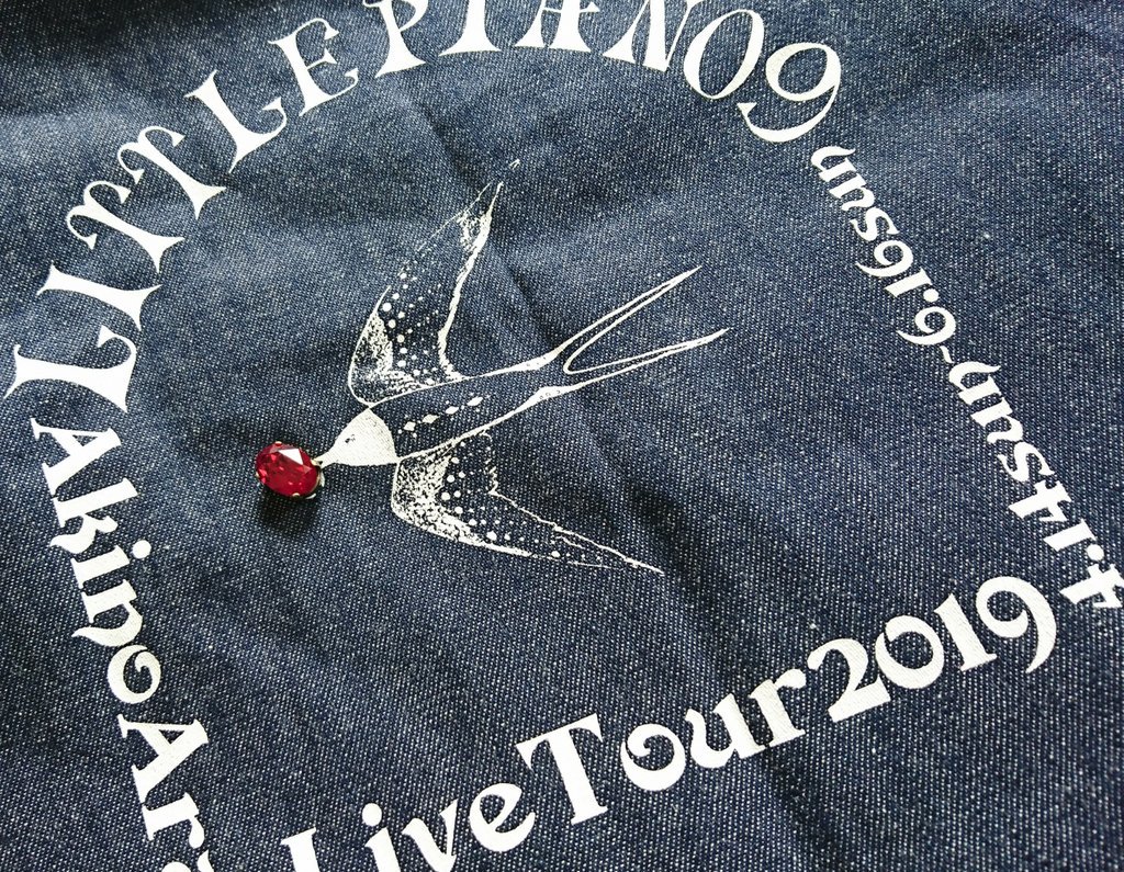 kei_vent_lune's tweet image. ささやかなバージョンアップ。使用したのは、「スワロフスキー#4120 14×10mm 色:シャム」と「石座#4120 14×10mm 金古美」
貴和製作所でこのバックを持ってウロウロして合うのを探しました。ちょっと満足😊
#新居昭乃 #LP9