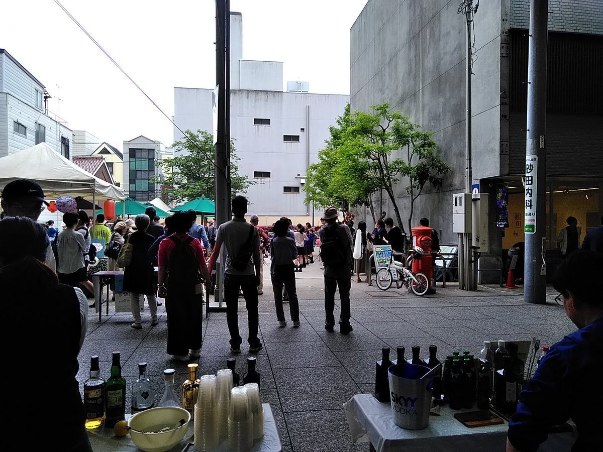 ongakutofukei's tweet photo. 商業会議所記念館広場での弦楽合奏。雨が降るギリギリのタイミングでしたが、素敵な演奏でしたね！
天気がちょっと心配な状況ですが、まだまだプログラムは続いています。フィナーレは尾道帆布付近で16:30くらいから！ https://t.co/VNNLsPQ0ub