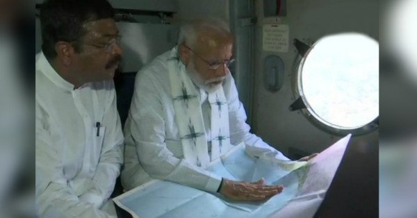 DainikBhaskar's tweet image. आपदा/ मोदी ने फैनी तूफान से प्रभावित क्षेत्रों का हवाई सर्वे किया, सीएम पटनायक साथ में रहे bhaskar.com/national/news/… #NarendraModi #CycloneFaniUpdates #FaniCyclone