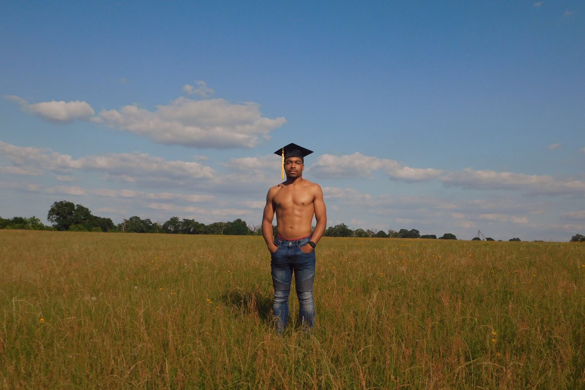 theofficialidol's tweet image. Took this guy grad pics today #pvamu19 #Graduation19 #PVGradSwag #PVAMU #GradSZN #HBCUGrad @kynanomccrackin
