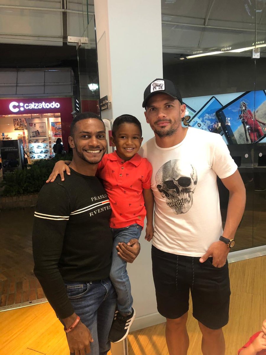 andresvega23's tweet photo. @jp6Segovia con el #grancapi! @AmericadeCali https://t.co/sFTCPBGo4p