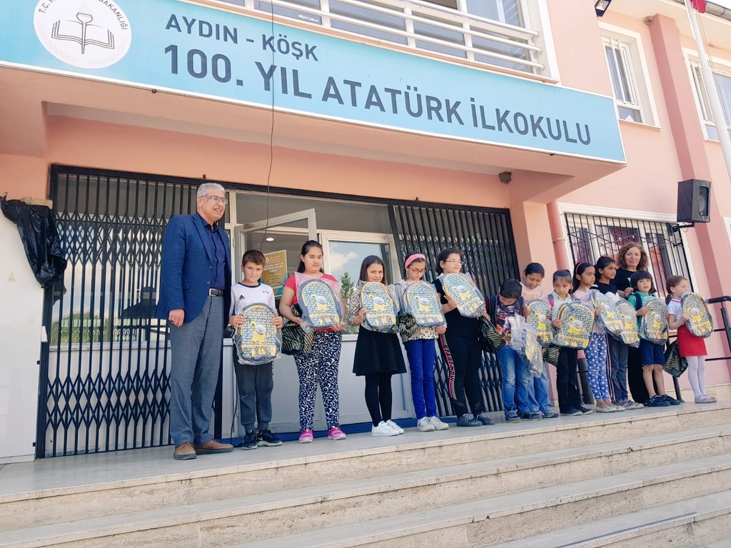 aydinturist's tweet photo. Başarılı öğrencilere pette çantaları dağıtıldı. #ptt #aydinpttbm #pette https://t.co/itjgV7U7Yi