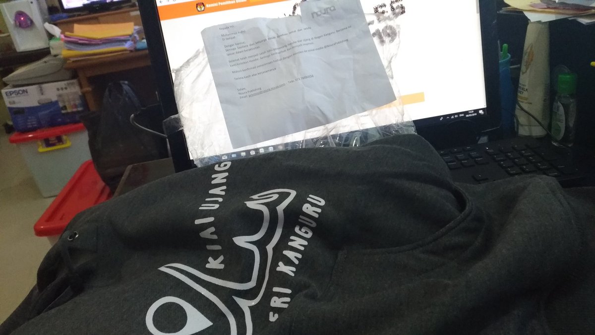idho79's tweet photo. @NouraPublishing minn makasih hoodie kiai ujangnya sdh sampe, ngga sabar nunggu bukunya tiba hehhehe makasih yaaa https://t.co/Cgo79m1mlB