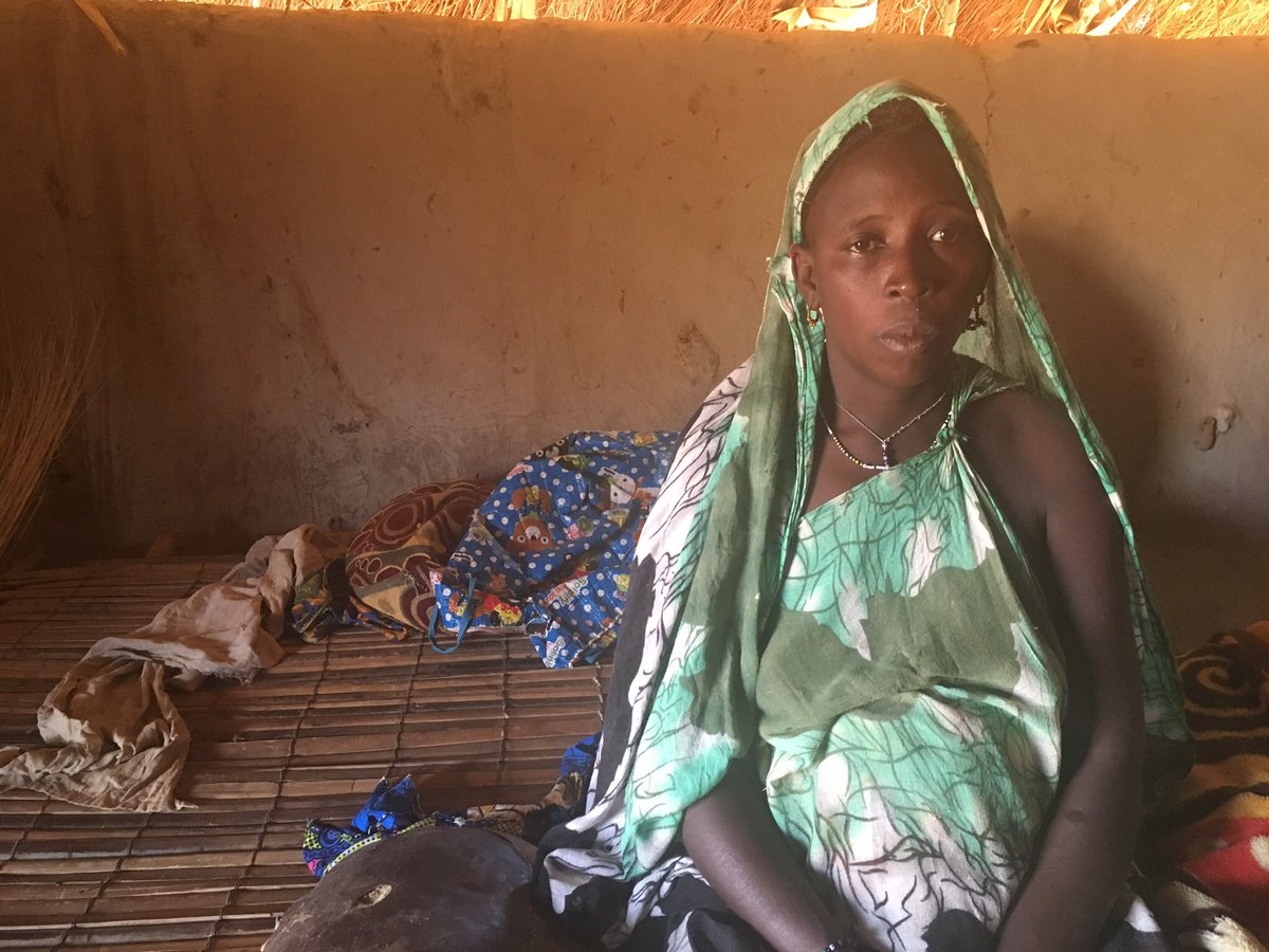 Iedere 2 uur sterft er een vrouw in Mali door complicaties tijdens de zwangerschap. Toen we Aïssetou met <a href="/RodeKruis/">Rode Kruis</a> in #Mali tegenkwamen, ging het ook heel slecht met haar. Meer dan 9mnd zwanger, en als ze niet direct geholpen zou worden, dan zou ze overlijden. #giro6868