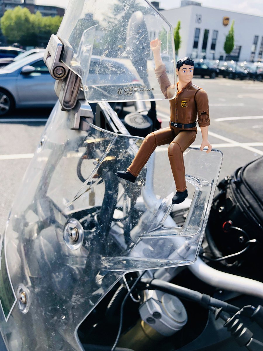 UPSIntegradCGN's tweet photo. #MasterTrainer Mr. Lee is drawing attention. In some areas, drivers haven't seen a motorcyle on the road for months. They've been trained that #motorcycles don't exist. What's the correct beaviour when sharing the road with #motorcycles?
Apply #10PtCommentary and #5SeeingHabits! https://t.co/PaKgWSmldE