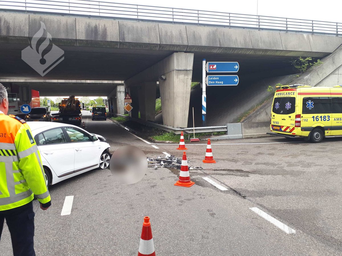 POL_KaagenBrssm's tweet photo. #Roelofarendsveen - De #N445 bij de oprit met de #A4 in de richting Den Haag is deels afgesloten ivm een aanrijding. Verkeer kan vanuit richting Rijpwetering alleen de A4 op. https://t.co/LxuJQuQXbq