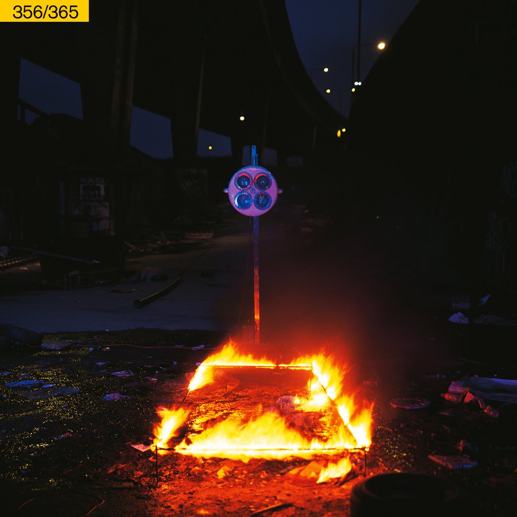 IntroUK's tweet photo. ‘So Few Words’ - the second single from @ArchiveOfficial 1996.
The hospital operation light and ‘bed’ installation were shot under the Westway. The bed burns echoing the area’s turbulent past.
@AndyEarl1
#intro30 https://t.co/DOTA3gY6hA