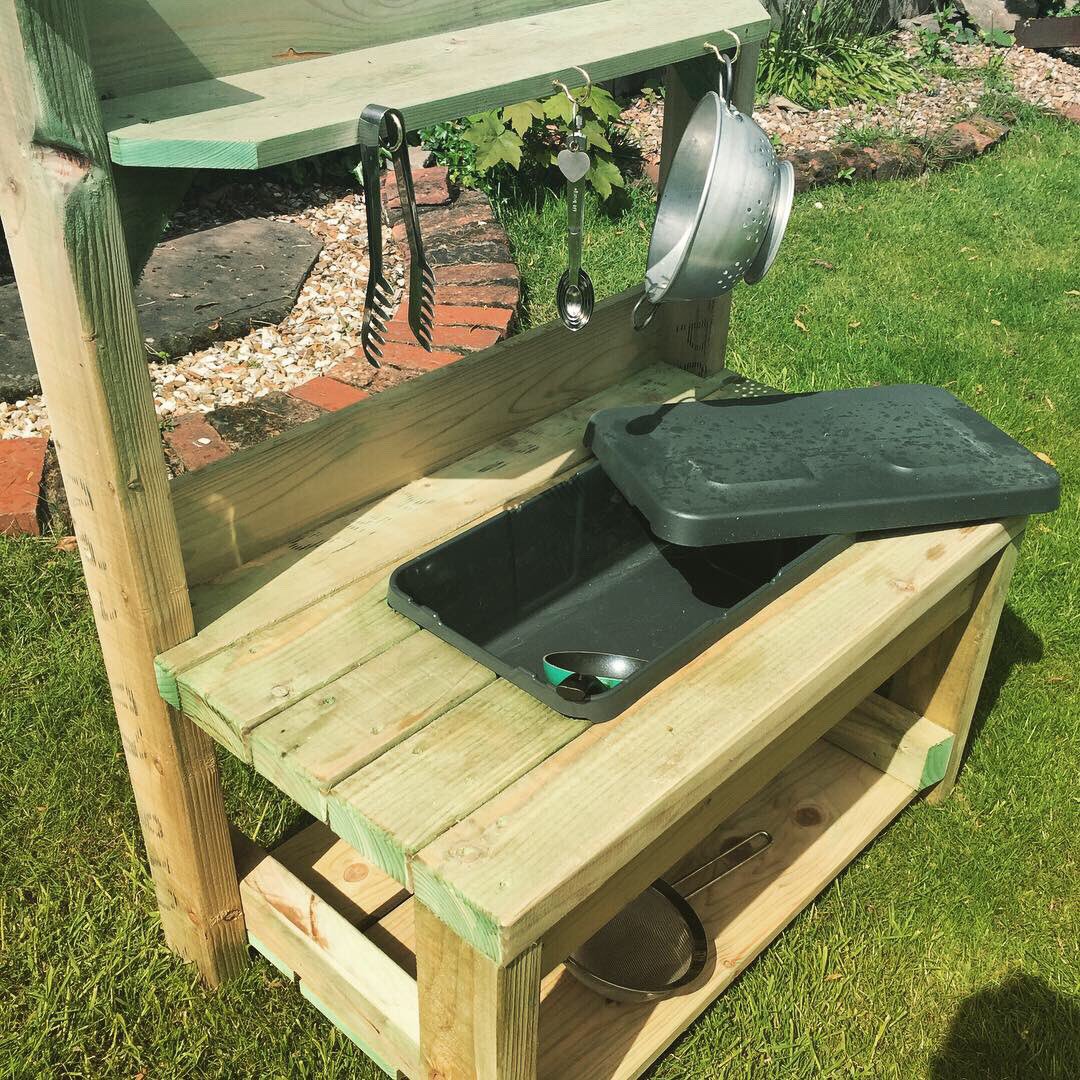 WoodbeCreate's tweet photo. Special Offer! £150. Sturdy 
smaller mud kitchen for home or EYFS settings. Perfect for little learners.
1m x 80cm. Bench height of 45cm. Includes 3 hooks and bowl with lid that can be a sink or a hob. Made with treated timber. Ready assembled. Utensils not included. 3 left! https://t.co/245cCxUcnM