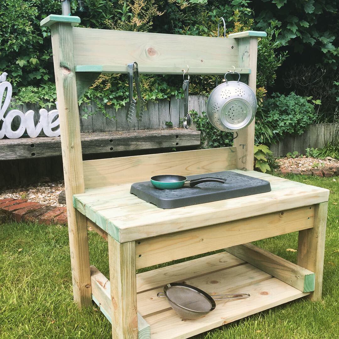 WoodbeCreate's tweet photo. Special Offer! £150. Sturdy 
smaller mud kitchen for home or EYFS settings. Perfect for little learners.
1m x 80cm. Bench height of 45cm. Includes 3 hooks and bowl with lid that can be a sink or a hob. Made with treated timber. Ready assembled. Utensils not included. 3 left! https://t.co/245cCxUcnM